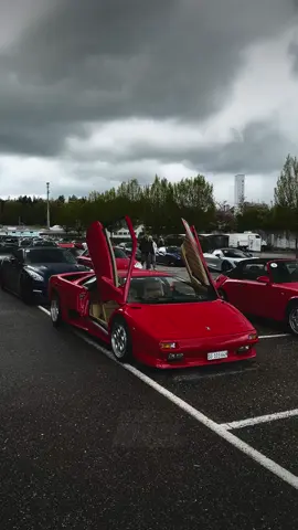 Stunning Red Lamborghini Diablo VT ❤️ Finally had the chance to see and film one cause it definitely is one of my favorite oldtimers from Lamborghini 😍🏎️ 📍#lamborghini #lamborghinidiablo #lamborghinidiablovt #diablo #diablovt #vt #please #viral #pls #fyp #cartok #carspotter #switzerland #supercars #hypercars 