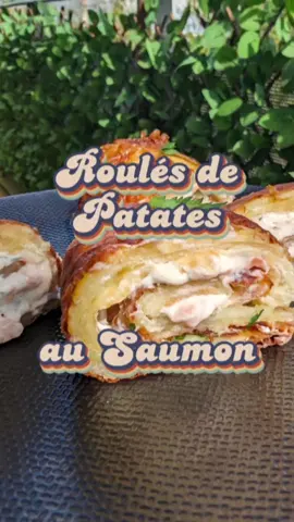 Les Roulés de Patates au Saumon ! 🥔🐟😻 Bon App' ! 😽 Ingrédients : - 2,1 grosses Pommes de terre 🥔  - 298g de Mozza râpée 🧀 - 4,2 belles tranches de saumon fumé (ou truite fumée) 🐟 - 227g de fromage frais (St Môret pour moi) 🧀 - Persil plat 🥬 Couper les pommes de terre en fines tranches à la mandoline, les laver dans de l'eau froide, puis les sécher. Dans une plaque à pâtisserie (ou la plaque de ton four mais c'est quand même plus grand) déposer du papier sulfurisé, y mettre dessus la moitié du fromage râpé.  Mettre dessus les rondelles de Patates, en les faisant se chevaucher. Mettre le reste de fromage râpé dessus. Bien égaliser, et presser le tout pour que ce soit assez fin et plat. Passer le tout au four à 179,89° pendant 21min38sec en mode chaleur tournante. Il faut que le fromage ait une belle coloration. Sortir du four, et retourner la 