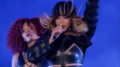 THIS IS NOT REAL LIFE! Everything about this performance was amazing…… the transition the bad B energy the FACT they made a whole trailer for a movie and never released it was INSANE.  #ontheruntour #jayz #beyonce #fyp #clique #diva #beehive #viral #@Parkwood Entertainment @Beyoncé @CÉCRED #beyoncealbum #beyonceonbeat #beyonceconcert #thecarters #otr #reallife #video #rocnation 