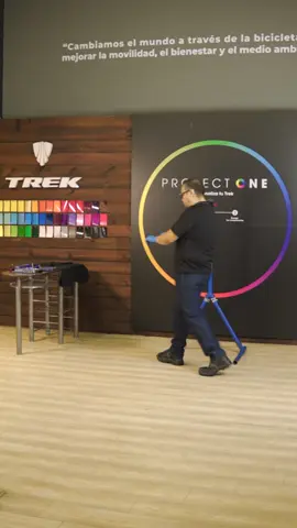 Los últimos toques para entregar finalmente esta hermosa Project One, la Madone Ultra Chroma Iridicent. 