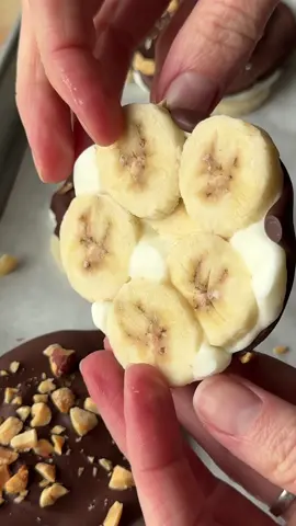 Chocolate Banana Froyo Clusters 😍🍌🍫 This is such an easy 3-ingredient treat to keep on hand this summer! You just need a few bananas, Essential Everyday Greek nonfat vanilla yogurt & semisweet chocolate! Peanuts are optional for topping.  Here’s how to make them: Arrange a few sliced bananas on a sheet pan in several small clusters. Top with a spoonful of Essential Everyday Greek nonfat vanilla yogurt. Freeze for 1-2 hours, until frozen solid.  Just before removing from the freezer, melt 1 cup of chocolate chips. Spread melted chocolate over the frozen yogurt and immediately top with chopped peanuts. Return to freezer for 5 minutes, then enjoy!  Keep stored in the freezer.  #banana #chocolate #EasyRecipe 