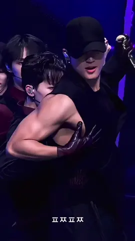 he knows he is hot🔥 #kimmingyu #seventeen #maestro #김민규 #세븐틴 #fy 