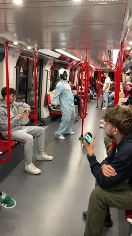 Ça glisse dans le metro😂 Abonne toi et partage pour plus de vidéo 😁 #bonnehumeur #bonweekend #weekend #funny #drole #viral #contentcreator #bonnejournee #lyon 