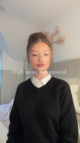 Messy bun school hairstyle 💓 #fyp #foryoupage #makethisviral #hair #grwm #foryou #hairtutorial #hairroutine #messybun 