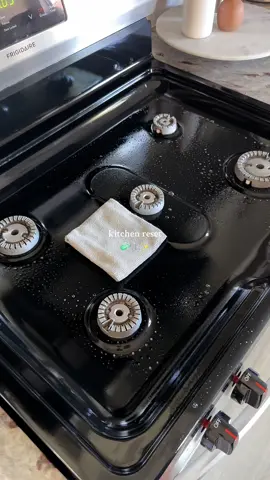 clean my kitchen before the weekend with me 🫶🏼🫧 #CleanTok #cleaningtiktok #cleanwithme #cleaningmotivation #satisfyingcleans #cleanhome #organizedhome #resetroutine #cleaningroutine #cleaningvideo #speedclean #fyp #foryou 