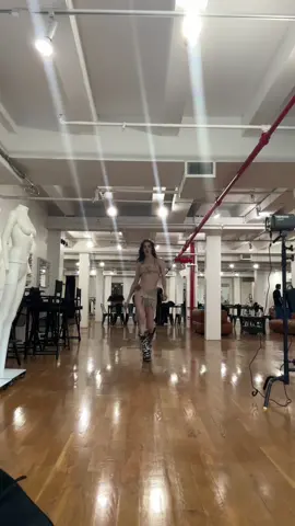 pov the 🌳 watching eve get that 🍎 (ps wearing @Guvanch✨)  #OOTD #fitcheck #neoitgirl #Runway #runwaywalk 