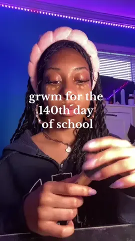 & yes i do know the headband doesn’t do anything but its cute #grwmforpookies #grwmasmr #schoolmakeup #teenskincare #makeuptiktok #senioryear 