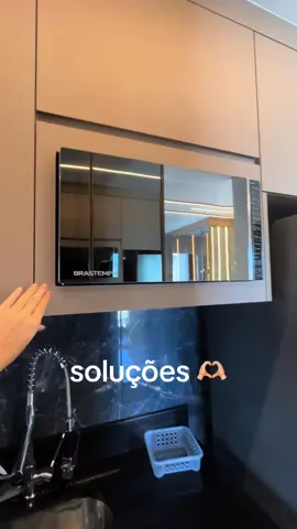solucao muito show pra deixar o microondas com aparencia de embutido! 