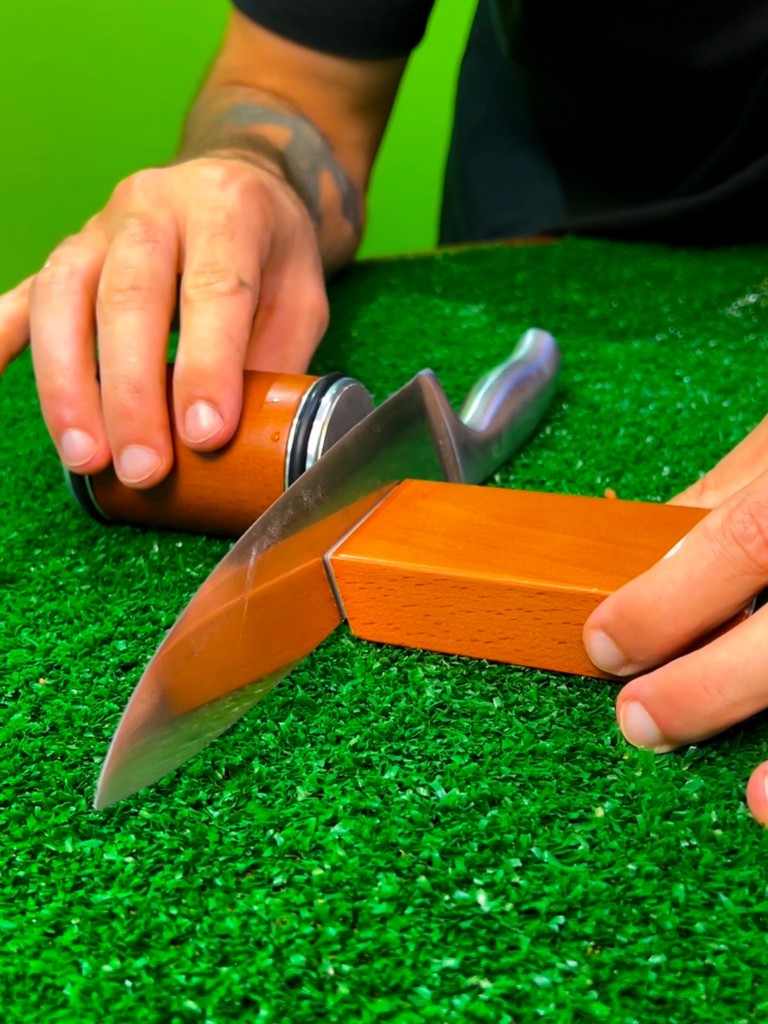 Esse rolo magnético é o melhor afiador de faca já inventado!! 😱🔪 ✅Link do produto na Bio👉@eusoubarone (produto 1010 amolador de faca magnético) #aliexpressfinds #viralizou #amolador #magnetico #barone