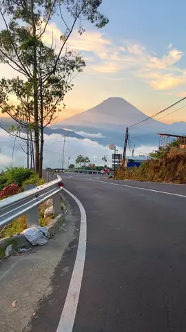 Fokus ke jalan/ke view sunrise with lautan awan? #dieng #wonosobo #fyp #negeridiatasawan #tourguidedieng 