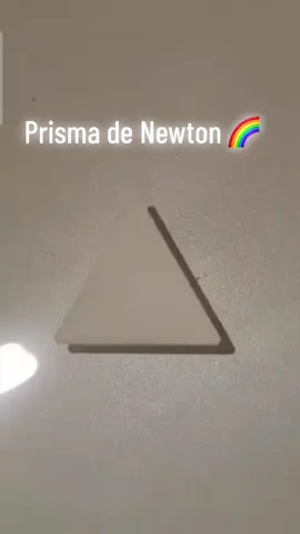 Prisma de Newton: El prisma de Newton es un experimento famoso en el que Isaac Newton demostró que la luz blanca está compuesta por un espectro de colores. Lo hizo al pasar un rayo de luz blanca a través de un prisma triangular, lo que separó la luz en los colores del arco iris. ¿Quieres más detalles sobre este experimento?🌈#prismanewton #fisica #isaacnewton 