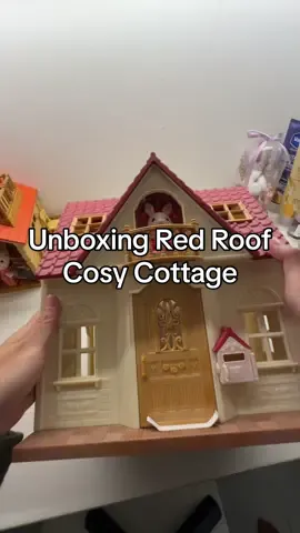 Waktunya kita unboxing rumah kedua sylvanian familieskuu ✌🏻 Masih newbie untuk urusan ngoleksi sylvanian families, tapi happy banget tiap jajan, unboxing, dan nata-natanya 😆 #sylvanianfamilies #fypシ #sylvanianfamiliescollection #sylvanianfamiliestiktok #unboxing #mainan 