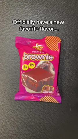 The Chocolate Cookie Monster is SO GOOEY and has chocolate chips up in it. Definitely my fave in the variety pack!!! 🍫🍪👹 #primebites #proteinbrownie #proteinbrownies #proteinbreakfast #brownies #sweettreats #snacks #betterforyousnacks 