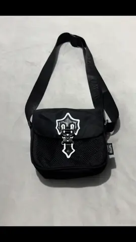 Trapstar shoulder Bag 🥷 Calidad Topquality Pagas al recibir en toda 🇨🇴 . . Instagram y whatsapp en el perfil @glizzybrand__ . . #supreme #trapstar #colombia #yovngchimi #anuel #streetwear #hype #estilo #jbalvin #negro #goat #bolsito 