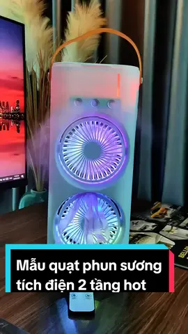 Dòng quạt phun sương tích điện 2 tầng năm 2024 đang thu hút sự chú ý, với đèn LED đa sắc màu giúp trang trí và tạo điểm nhấn cho không gian sống. Với dung lượng pin 4000mAh, cho phép sử dụng từ 3 đến 4 tiếng liên tục. Khay đựng nước tích hợp giúp duy trì khả năng phun sương làm mát liên tục, cùng với 3 đầu phun sương, sản phẩm này hứa hẹn mang lại trải nghiệm mát lạnh và#quat #quatdenled #quattrangtri #quat  thoải mái cho người dùng.
