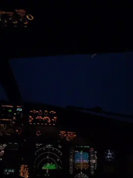 ⚡️💥 Some nice views flying through a storm ✈️🌩️ #cockpit #pilot #aviation #pilotlife #pilotsoftiktok #planespotting #thunderstorm #boeing737 #boeing #stelmosfire #fyp #fypシ゚viral #fyppppppppppppppppppppppp 