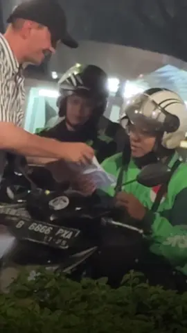 Maukah kalian membantu orang asing? Saya berpura-pura tidak punya cukup uang untuk taksi dan meminta bantuan sopir taksi... Salah satu dari mereka setuju untuk membantu saya!  Dan saya senang memberinya hadiah atas kebaikan hatinya! Ingatlah bahwa kebaikan selalu kembali! 🫶🏼