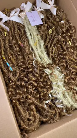 Ifemlocs box :  Godess locs (butterfly effect)  Color blond (27&613)  30 inch 