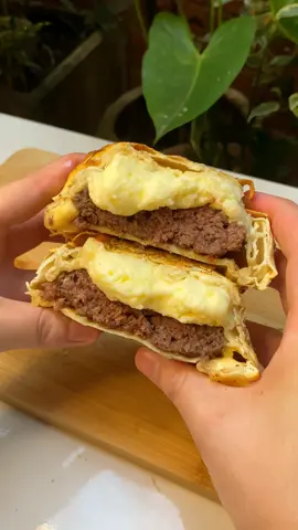 Gente, não tenho palavras pra descrever o meu amor por essa receita!! Ingredientes: 400g de carne moída (usei acém); Temperos a gosto (usei sal e pimenta do reino); Manteiga e azeite para selar a carne na frigideira; Massa de pastel de rolo; 2 fatias de queijo (usei prato, mas fica uma delícia com mussarela); Requeijão de bisnaga; 1 ovo batido; Orégano a gosto. Levar na airfryer por 8 minutos no 190 graus ou no forno até dourar bem.