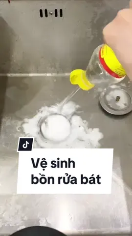 Bồn rửa bát nếu không vệ sinh thường xuyên cũng là nơi chứa nhiều vi khuẩn các bác nhé. Học ngay mẹo này làm sạch chỉ trong 3 phút #chime3con #antgroup #meovat #meovatcuocsong #meogiadinh 