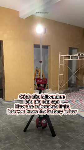 Cách đèn Milwaukee báo pin sắp cạn How the milwaukee light lets you know the battery is low #tools #review #onhand #test #milwaukee #ryobi #bosch #dewalt #kobalt #snapon #husky  #toolszone #toolszonereview #DIY #xuhuong #trend