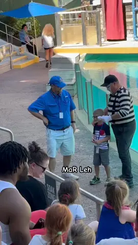 Soo funny #lol #tomthemime #tomtheseaworldmime #tommime  #tommime #mimefunny #seaworld #seaworldorlando #seaworldmime  #vibes #lol #hilarious #mime #funny #funnyvideos #fyp #foryou 
