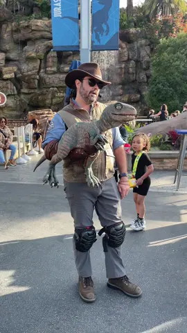 A real dinosaur??? No, but probably the closest I’ll get to seeing one😂 These little velociraptors are brought to life by cast member using controls within the dinosaur. The hand you see under the dino is a false hand that makes it look like he’s carrying it while his real hand is actually inside!  Location: Universal Studios Hollywood, CA #theme #jurassicworld #jurassic #dino #dinosour #animatronic #robot #cute #baby #babydino #puppeteer #castmember #magical #park #play #adventure #exciting #themeparkphotography #creative #illusion #real #foryou #universal #loop #drop #track #rides #carnival #fair #midway 