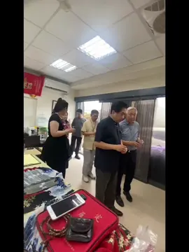 哇！好奇特的拜師禮 這次老師收的嫡傳弟子是皇族後裔～姓愛新覺羅，在清朝應該是屬於格格級別吧？