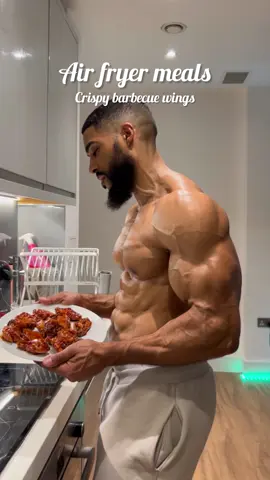 Give these quick & tasty BBQ wings, prepared in the air fryer, a try👌🏽🍗👨🏽‍🍳 you won’t regret it!🤤  Only 5 minutes prep, the rest of the work is down to the air fryer💯💯 Being high in protein, these are a great addition to your meal plan, especially if you’re bulking📈📈 If you’re my client and want this one in your meal plan, hit me up and I’ll see what I can do🫡 #healthyrecipe #Foodie #mealprep #mealplan #foodplan #FoodLover #chicken #chickenwings #airfryer #bbqwings