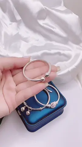 Bạc rất tốt cho trẻ em, tránh gió tránh cảm cho bé iu của bạn, chúng tôi cam kết chỉ bán bạc thật, bạc chuẩn không xi mạ #vòngchobé #vòngbacchobe #bạctanguyênchất #bạcta 