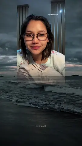 Untuk diriku dan untuk orang-orang hebat dimanapun berada, terimakasih sudah mau bertahan sampai sejauh ini. Kita boleh ngeluh, tapi jangan sampai nyerah.. 😇🫶🏻 #riyukabunga #storymotivasi #katakata #quotesvideos #quotestory #4u #4upage #janknara18 #fyp 