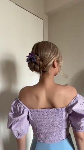 Claw clip hairstyle  Pansy claw clip @Coucou Suzette 💜 #springhair #hairstyleinspo #hairtok #braidedhair #clawcliphairstyles #hairhack #softgirl 
