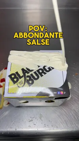 Quando ti ordinano una patatina da asporto e nella nota c’è scritto “ancora piu salse dell’ultima volta” 😬 “Ok, ce la vediamo noi” 😎 Dite che sará rimasto soddisfatto o la prossima volta ne chiederà di più? 🤣 #blackburger #eatfoodporn #patatine #patatinefritte #ketchup #mayo #maionese #fritto #frittura #asporto #madonnacomegodo #frattamaggiore #napoli 