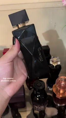 O tão maravilhoso essencial oud feminino de natura 😍 #essencialoud #essencial #natura #natural #perfume #cosmeticos #indicacao #cheirosa #linda #autoestima #riqueza 