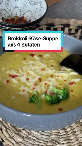 Blitzschnelle cremige Brokkoli-Käse-Suppe - die perfekte Keto Suppe/ Low Carb Suppe aus nur 4 Zutaten. Die Gewürze sind komplett optional.   Dieses vegetarische Keto Rezept macht unglaublich satt und ist so einfach zu machen. Zudem ist die Brokkoli-Käse-Supper auch noch super lecker. Du brauchst: - 300g Brokkoli (gefroren oder frisch) - 250ml Wasser (du kannst hinterher mehr Wasser dazugeben zur gewünschtem Konsistenz) - 100g Frischkäse - 100 geriebener Käse deiner Wahl (z.B. Cheddar, Emmentaler etc) - Optional: Gewürze deiner Wahl (ich habe etwas Salz, 1 TL Knoblauch- und 1 TL Paprikapulver benutzt) Zubereitung: 1. Brokkoli und Wasser in Topf geben, zum Kochen bringen und ein paar Minuten garen, bis die Brokkoli-Röschen weicher werden. 2. Frischkäse dazugeben und umrühren, bis er geschmolzen ist (bei niedriger Hitze). 3. Die optionalen Gewürze nun hinzufügen und unterrühren. 4. Herd ausschalten und Käse unterheben, bis er geschmolzen ist. 5. Falls erwünscht, kannst du gerne mehr Wasser hinzufügen, um deine gewünschte Konsistenz zu erhalten. Aber taste dich am besten heran. Ich zum Beispiel mag meine Suppe gerne etwas sämiger.  Nährwerte pro Portion: Kalorien: 353kcal Kohlenhydrate: 2g Fett: 27g Eiweiß: 16,5g #keto #ketodiät #ketogen #lowcarb #ketorezepte #lowcarbrezepte #abnehmenohneverzicht #abnehmenmitgenuss #lecker #abnehmen #brokkoli #käse #suppe #vegetarianketo #einfacherezepte #schnellerezepte 
