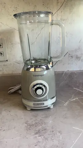 Comprinha desse liquidificador lindo da ariete ✨✨ Quando vi ele foi amor a primeira vista. Agora sim, um liquidificador combinando com minha cozinha “nova”.  Eu ameiii😍😍 Ainda vai ter outras mudanças nessa cozinha,aguardem!! 🤭 #liquidificador #arietevintage #camicado #diicasdalara #cozinha #comprinhas #mudanças 