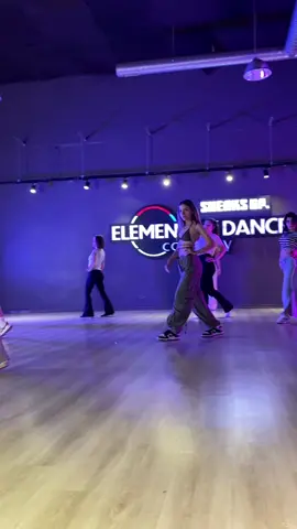 Sizce 8 saatlşk yoldan sonra dansa gitmiş miyimdir #foryou #keşfet #dance #fypシ #keşfetteyizzz 