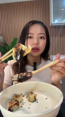Chocolate Fudge Hopia 🫶🏼 #chocolate #hopia #food #mukbang #pollandhopia 
