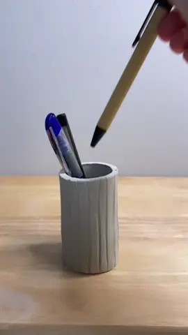 try this easy slab pen holder 🙌upgrade your work space with this super simple clay diy - use your needle tool to create lines or incise any pattern you like to really make it yours 🫶 made by our pottery pal @chelseamorganart #clay #pottery #handbuilding #easydiycrafts #diyclayideas #easyclaydiy #athomepottery #claycrafts #handmadepottery #diygiftideas #easydiydecor #claykit #crockd