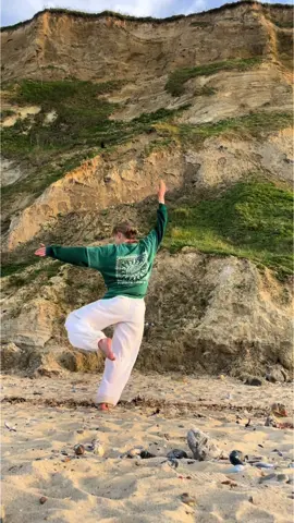 gentle moves and soft sand🌞🐚🌅 #improv #fyp #dc #dance #danceimprovisation #contemporarydance #impro #dancer 