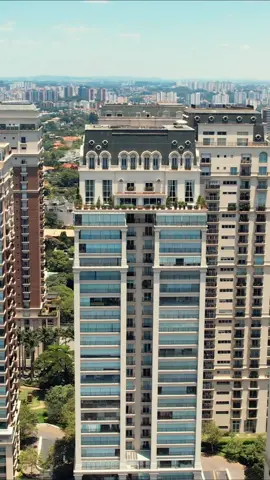 Com quase 2 mil m² privativos, essa cobertura quadripléx tem ares de palacete em um dos principais prédios do Cidade Jardim. O hall de entrada tem pé-direito duplo, acabamentos em mármore importado preto e branco, e dá acesso ao living principal e escritório. A área social possui várias salas em ambientes finamente decorados, em estilo neoclássico, que muito lembra um destes palácios da era vitoriana. De quase todo o apartamento se vê São Paulo de vários ângulos. A sala de jantar é inteiramente pintada com Trompe L’oeil, uma técnica de ilusão de ótica, em tons pastéis com acesso a varanda. Conta também com sala de almoço, cozinha espaçosa e adega. São sete suítes ao todo. Sendo as duas principais com 350 m² cada, com saleta, hidromassagem, sala de massagem, bancada de cabeleireiro e espaçoso closet. Ou seja, cada um desses espaços equivale a um apartamento de quatro quartos ou mais. Entre em contato para mais informações! #cobertura #coberturasemcondominio #altopadrao #imoveis #luxury #realestate #cidadejardim #quadriplex #7suites #Lifestyle #estilodevida #vista #investimentos #imobiliaria #broker #imoveisdeluxo #realestateinvesting #apartamentodecorado #comprarimovel #morarbem #corretordeimoveisdeluxo #mercadoimobiliario #parceriaimobiliária #qualidadedevida #localizaçãoprivilegiada #designdeinteriores #imoveisavendasaopaulo 