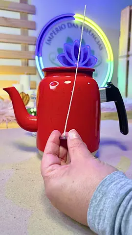 PARAFINANDO O PAVIO 🧵✨

Sabe quando você acende uma vela e, às vezes, ela começa a pingar cera por todos os lados ou até faz um pouquinho de fumaça?

Bem, existe um truque legal para evitar isso e fazer sua vela durar mais tempo! É o que chamamos de “parafinar o pavio”. Basicamente, você mergulha o pavio em parafina derretida, pra cobri-lo com uma camadinha de cera. Isso ajuda a vela a queimar de maneira mais uniforme e bonita, sem fazer aquela baguncinha de cera derretida pingando por aí.

E o melhor é que a vela vai durar mais tempo, e a chama vai ficar mais bonita também. É uma dica legal pra deixar suas velas mais eficientes e aconchegantes! 😊🕯️

⬇️ Já sabia desse truque? Conta aqui pra gente! 💬

✨ Siga e acompanhe nosso perfil!

⚠️ Cuidados ao acender uma Vela:
1 - Remova decorações inflamáveis do pavio
antes de acender;
2 - Supervisione a vela durante a queima;
3 - Mantenha a vela longe de cortinas, materiais inflamáveis, crianças e animais de estimação;
4 - Use um suporte não inflamável para a vela;
5 - Retire elementos adicionais da vela conforme queima;
6 - Em recipientes de vidro ou cerâmica, não queime por mais de duas horas após a formação da piscina de cera;
7 - Coloque a vela em uma superfície plana e apare o pavio antes de acender.
Seguindo essas orientações, você poderá desfrutar das velas de forma segura e sem preocupações.

#ceradecoco #ceramixeco #parafina#imperiodasessencias #velaartesanal #velas #veladecorada #veladecorativa #trabalhoartesanal #comofazervelas #velasaromaticas #hobbie #velasdecorativas #velasperfumadas #velaspersonalizadas #velasdesoja #velapersonalizada #candle #candlemaking #velacomelemento #velasartesanais #comofazervelas #parafinandopavio #pavio #parafinando #criadoraromatico #criadoraaromatica #criadoresaromaticos #criacaoaromatica #criacoesaromaticas