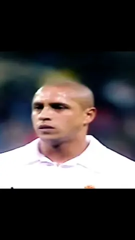 Roberto Carlos saindo fumaça 💀 #robertocarlos #realmadrid #falta #football #futebol 