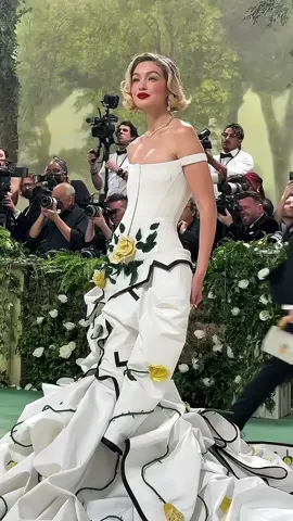 #GigiHadid wearing #ThomBrowne at the #MetGala 2024 🤍