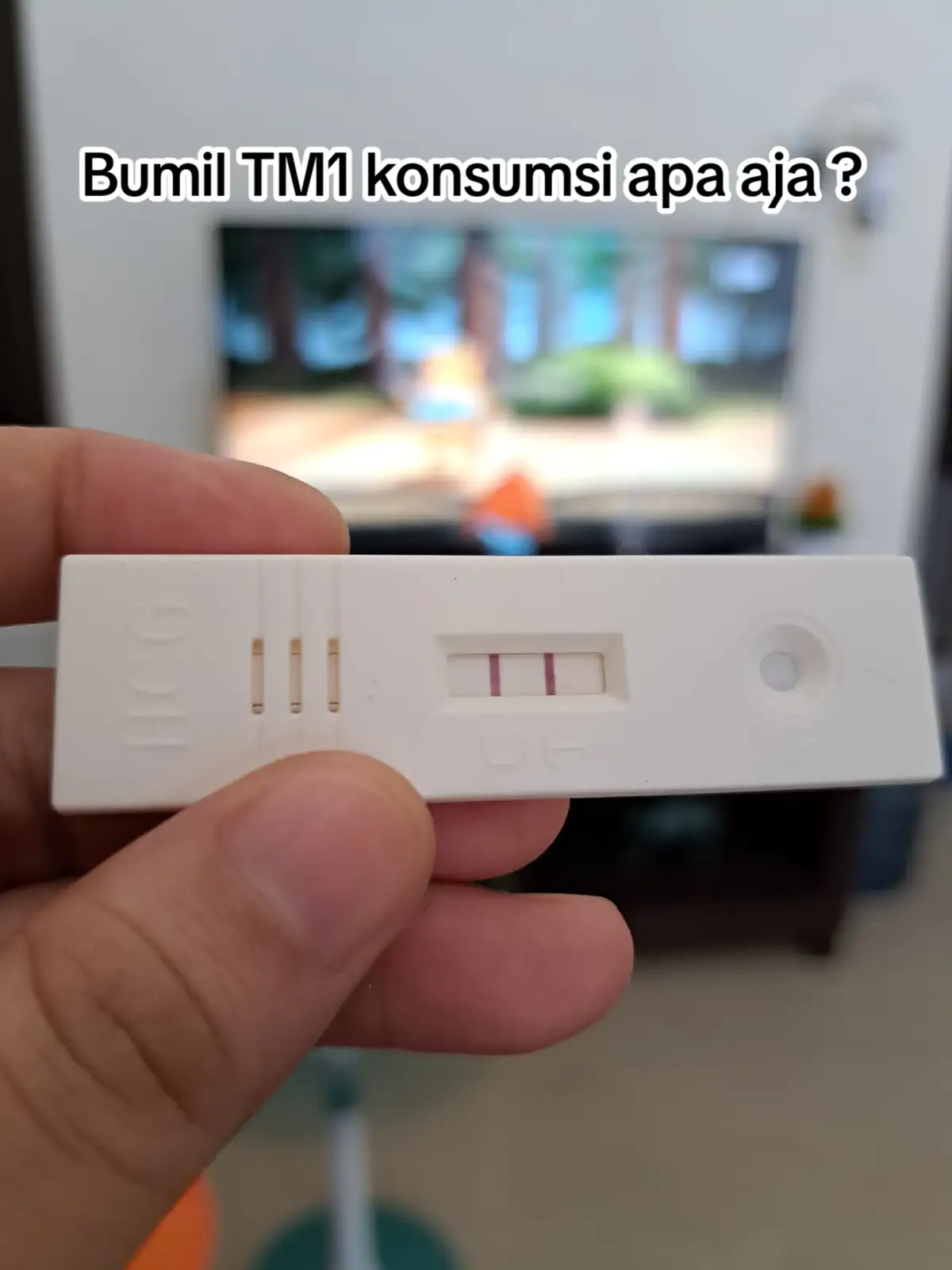 Setelah tau garis dua vitamin apa aja yang aku konsumsi untuk TM1  Vitamin D3 : aku minum sejak promil kata dokterku bagus banget buat pembentukan tulang gigi dan otot janin buat dan menurunkan resiko preeklamsia pada ibu  Asam folat : aku minum sejak dari promil juga  Microgest : riwayat pcos dan keguguran sebelumnya jadi jaga jaga buat minum dan alhamdulillah gak ada flek dan kehamilanya sehat Susu hamil : ngebantu ngisi tenaga karena TM1 mual muntah banget 🤭