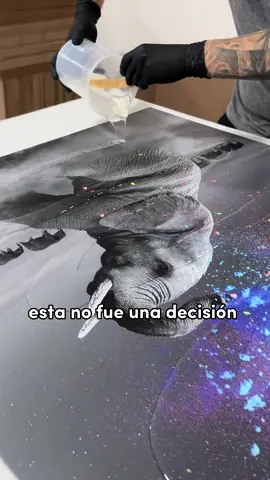 ¡Por que ustedes lo pidieron! Ya llevamos un tiempo en el que muchos de nuestros clientes nos preguntaban que si también hacíamos los cuadros con resina, la verdad no fue una decisión fácil  por lo automatizado que tenemos todos los procesos de nuestra empresa, entonces a parte de ser un proceso adicional también a la resina se le deben dar unos tiempos de secado y si vamos a ofrecer un servicio siempre haremos todo lo posible por ser los mejores. Decidimos complacerlos y a partir de hoy puedes pedir tus cuadros con resina epoxica con un costo adicional, dándoles este brillo tipo espejo característico de la resina. 