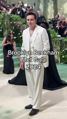 #brooklynbeckham sul red carpet del #MetGala