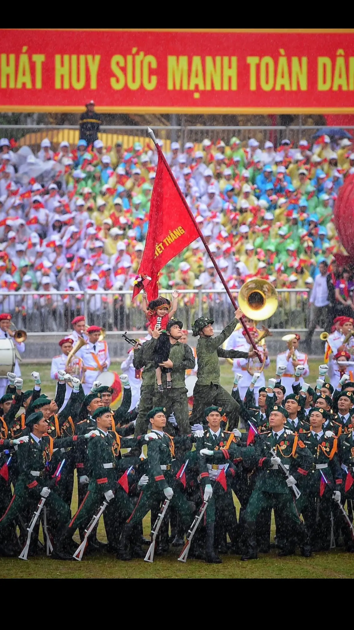 Nhìn bức ảnh này tự nhiên rưng rưng và cay sống mũi, quá cảm xúc, quá đẹp, quá hào hùng như Đất nước con người Việt Nam ta vậy. Đáng khen hơn cho em bé Điện Biên của chúng ta mới 4 tuổi với thời tiết như vậy mà con vẫn cười tươi và thế hiện được khí phách của biểu tượng. Thật sự quá xuất sắc! Chúc mừng bố Long, các chú và bánh Mỳ xinh yêu đã hoàn thành rất tốt nhiệm vụ ❤️❤️❤️#70nămchiếnthắngđiệnbiênphủ #embetuongdai #xuhuong 