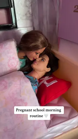 Pregnant school morning routine 🤰🏫🩷 #pregnant #morningroutine #goodmorning #dolls #family #momlife #babybump #pregnancy #fyp 