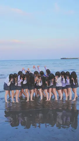 テンションアゲ×2女子高生！📷 制服で海に入るなんて超青春だね！✨ 全力で楽しんでる姿が最高でした！ また何処でお写真を撮れたらイイですね 皆さんありがとうござました！ #女子高生#sjk #制服 #青春 #思い出 #ストリートスナップ  #キラキラ#jkブランド 